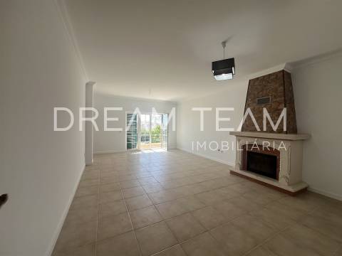 Moradia T4  com Piscina e Lote de 900 m² – Quinta da Serralheira, Setúbal