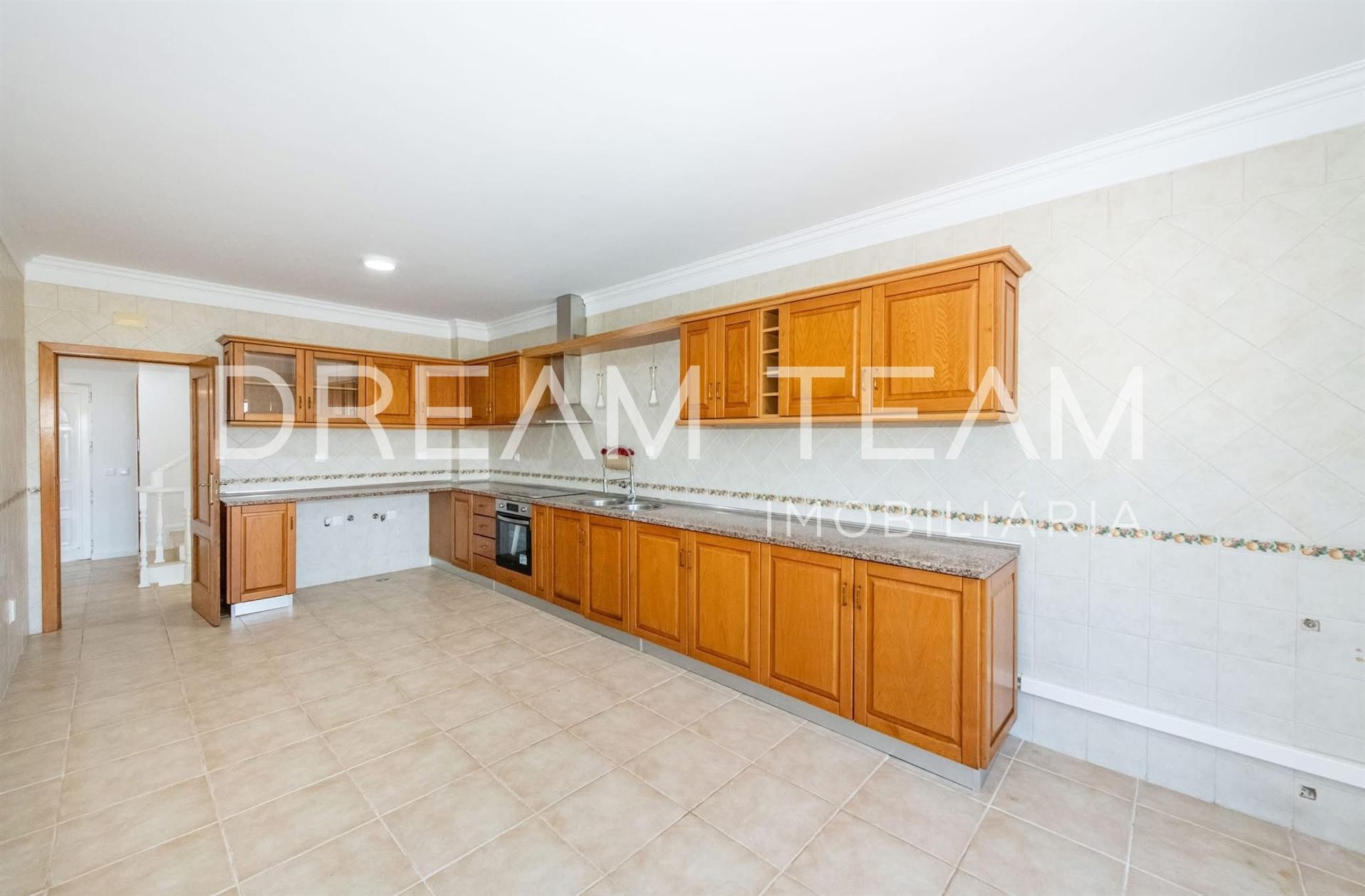 Moradia T4  com Piscina e Lote de 670m² – Qta da Serralheira, Setúbal