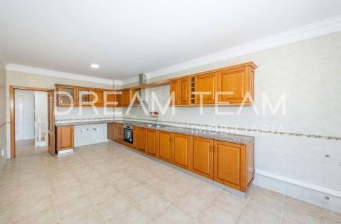 Moradia T4  com Piscina e Lote de 900 m² – Quinta da Serralheira, Setúbal
