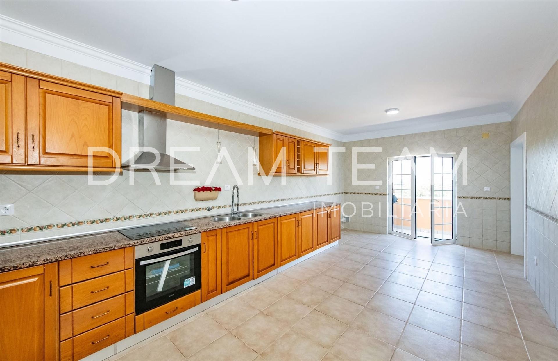 Moradia T4  com Piscina e Lote de 670m² – Qta da Serralheira, Setúbal