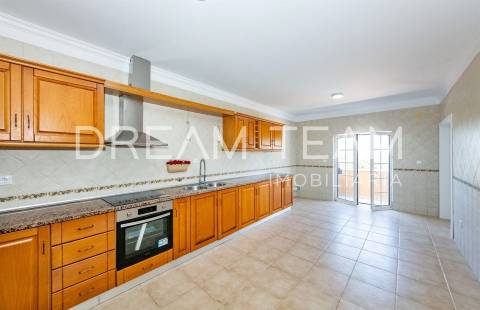 Moradia T4  com Piscina e Lote de 900 m² – Quinta da Serralheira, Setúbal