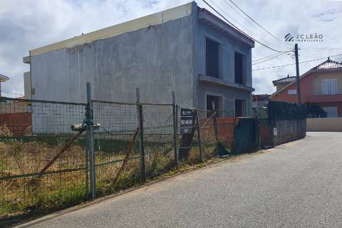 Terreno para construção de moradia de 3 frentes