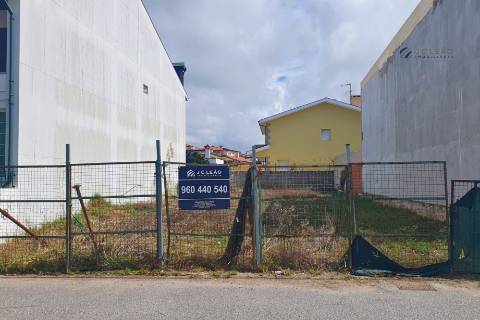 Terreno para construção de moradia de 3 frentes