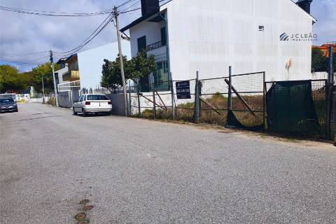 Terreno para construção de moradia de 3 frentes