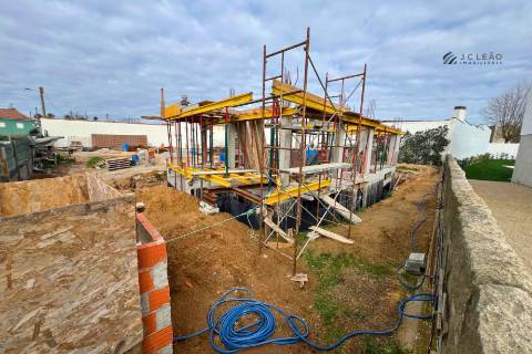 Moradia T3 com 2 frentes, em Labruge