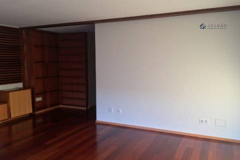 Apartamento T2 Duplex em Condomínio Fechado - Lavra