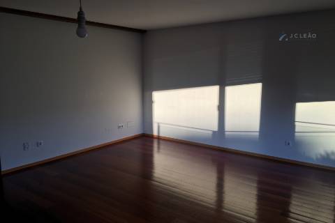 Apartamento T2 Duplex em Condomínio Fechado - Lavra