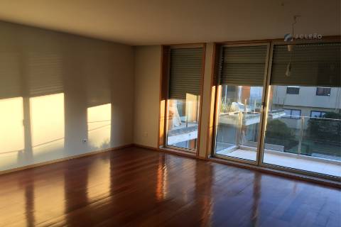 Apartamento T2 Duplex em Condomínio Fechado - Lavra