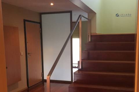 Apartamento T2 Duplex em Condomínio Fechado - Lavra