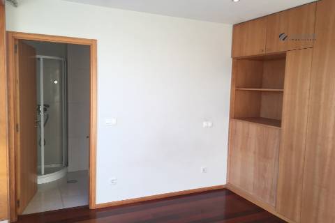Apartamento T2 Duplex em Condomínio Fechado - Lavra