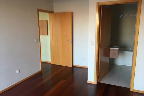 Apartamento T2 Duplex em Condomínio Fechado - Lavra