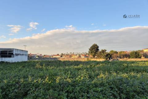 Terreno Urbano para construção de Moradia de 3 frentes em Paiço - Lavra