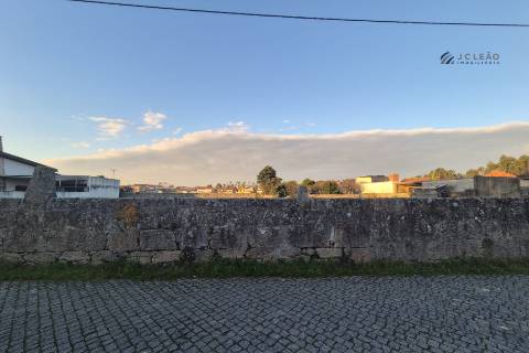 Terreno Urbano para construção de Moradia de 3 frentes em Paiço - Lavra