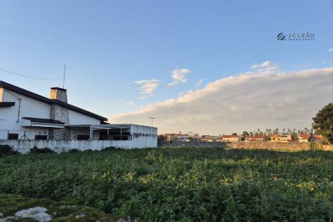 Terreno Urbano para construção de Moradia de 3 frentes em Paiço - Lavra