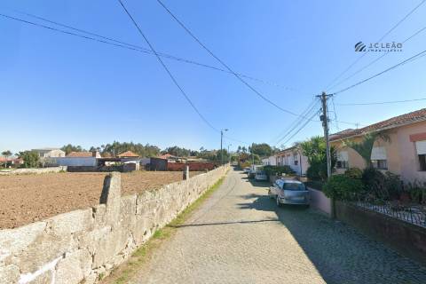 Terreno Urbano para construção de Moradia de 3 frentes em Paiço - Lavra