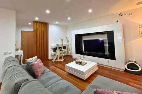 Apartamento T3 em Condomínio Fechado com Piscina