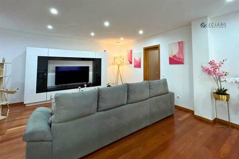 Apartamento T3 em Condomínio Fechado com Piscina