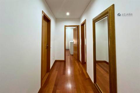 Apartamento T3 em Condomínio Fechado com Piscina