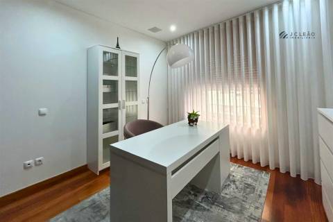 Apartamento T3 em Condomínio Fechado com Piscina