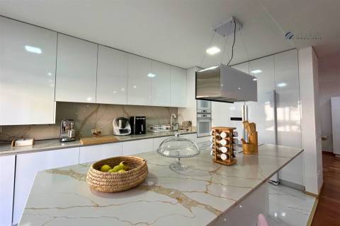 Apartamento T3 em Condomínio Fechado com Piscina