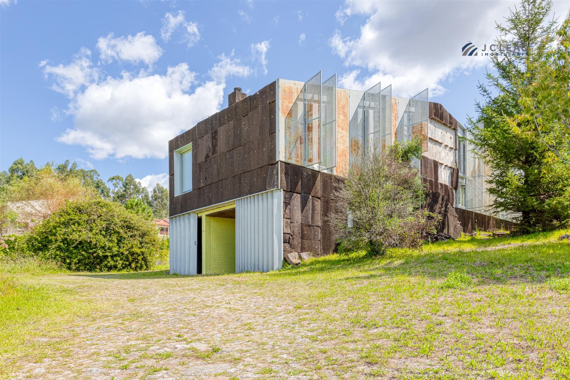 Quinta com Moradia T6+1, inserida num terreno com 6.322m2  em Palmeira de Faro, Esposende.