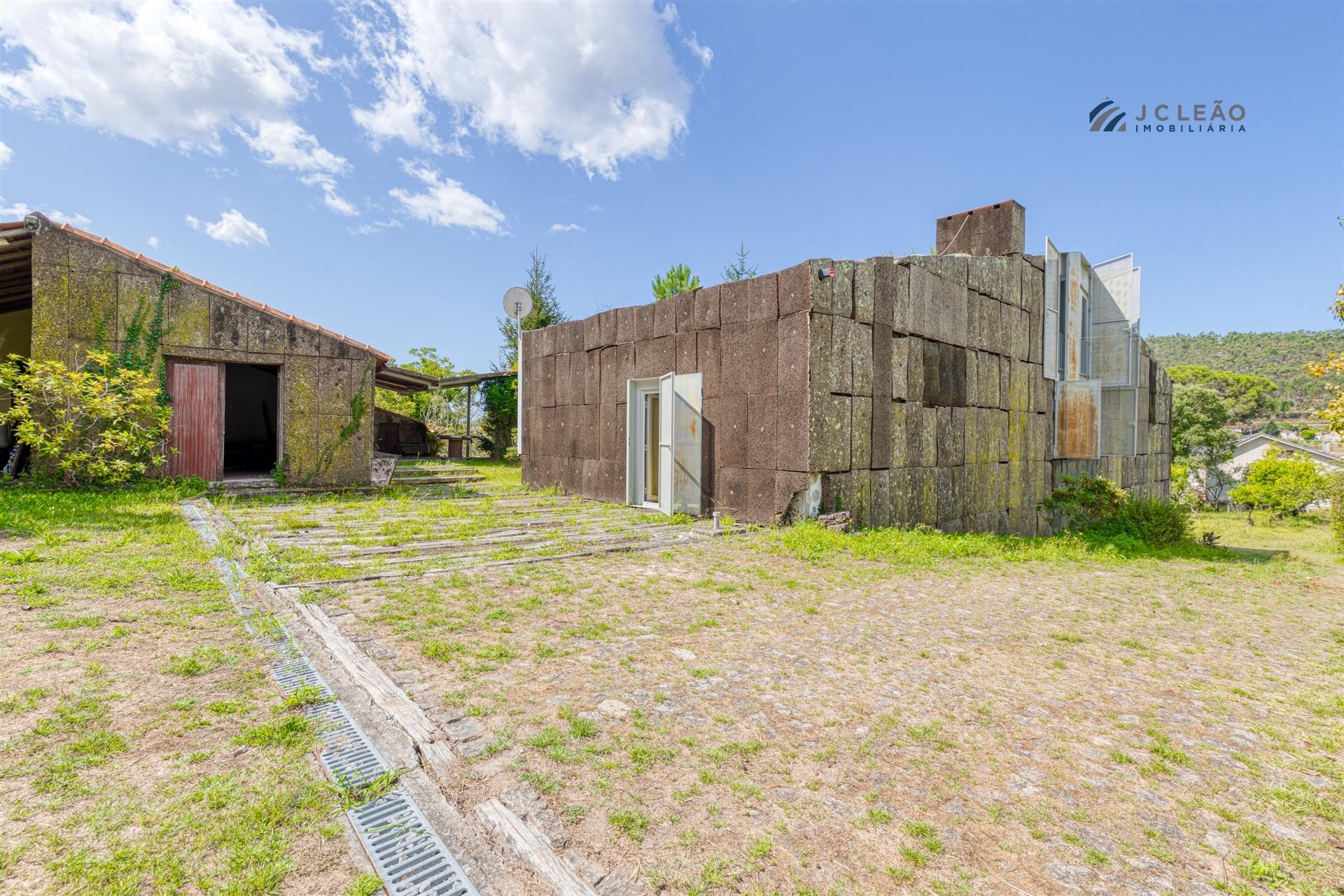 Quinta com Moradia T6+1, inserida num terreno com 6.322m2  em Palmeira de Faro, Esposende.