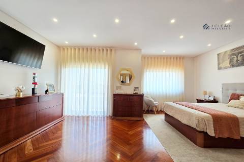 Moradia T3+1 em Lavra com vista mar e piscina aquecida