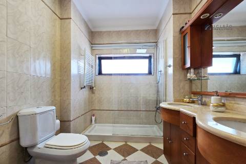 Moradia T3+1 em Lavra com vista mar e piscina aquecida