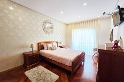 Moradia T3+1 em Lavra com vista mar e piscina aquecida