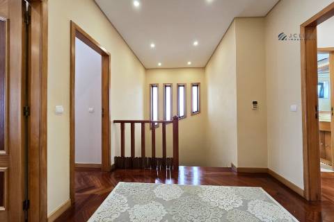 Moradia T3+1 em Lavra com vista mar e piscina aquecida