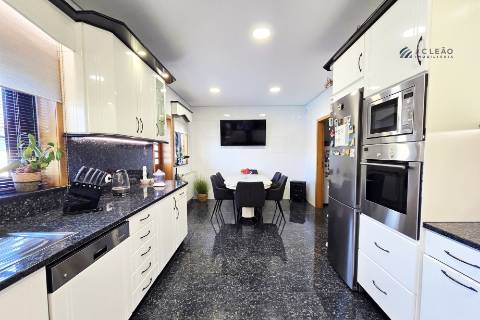 Moradia T3+1 em Lavra com vista mar e piscina aquecida