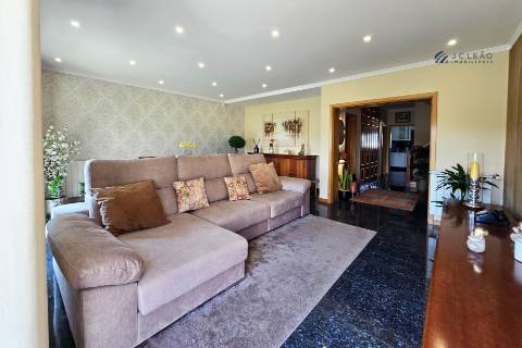 Moradia T3+1 em Lavra com vista mar e piscina aquecida