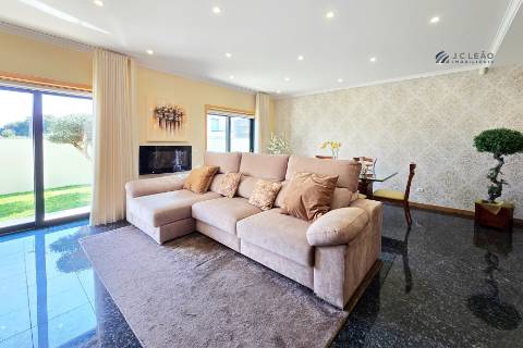 Moradia T3+1 em Lavra com vista mar e piscina aquecida