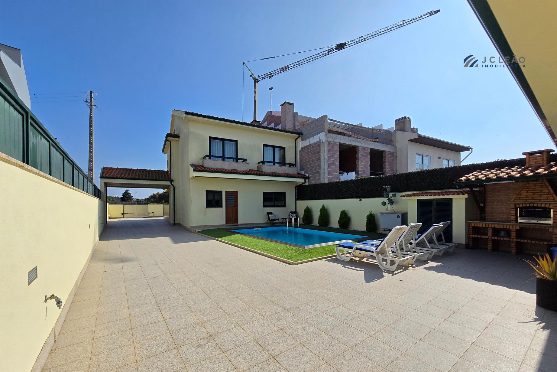 Moradia T3+1 em Lavra com vista mar e piscina aquecida