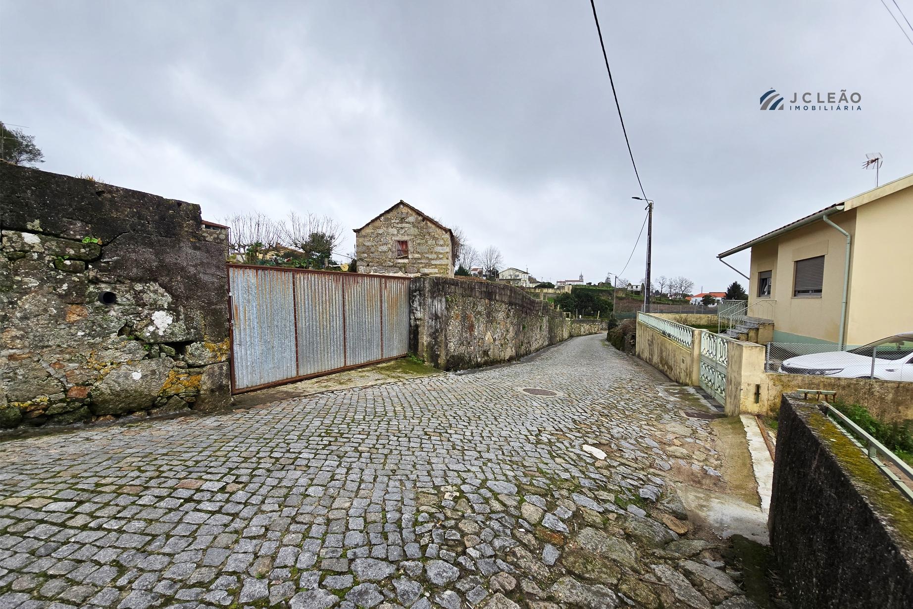 Moradia para reconstrução - Guilhabreu