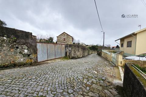 Moradia para reconstrução - Guilhabreu