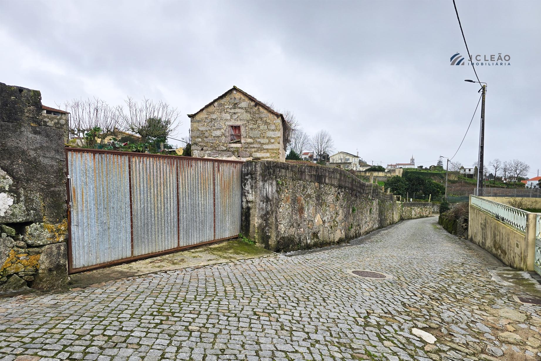 Moradia para reconstrução - Guilhabreu