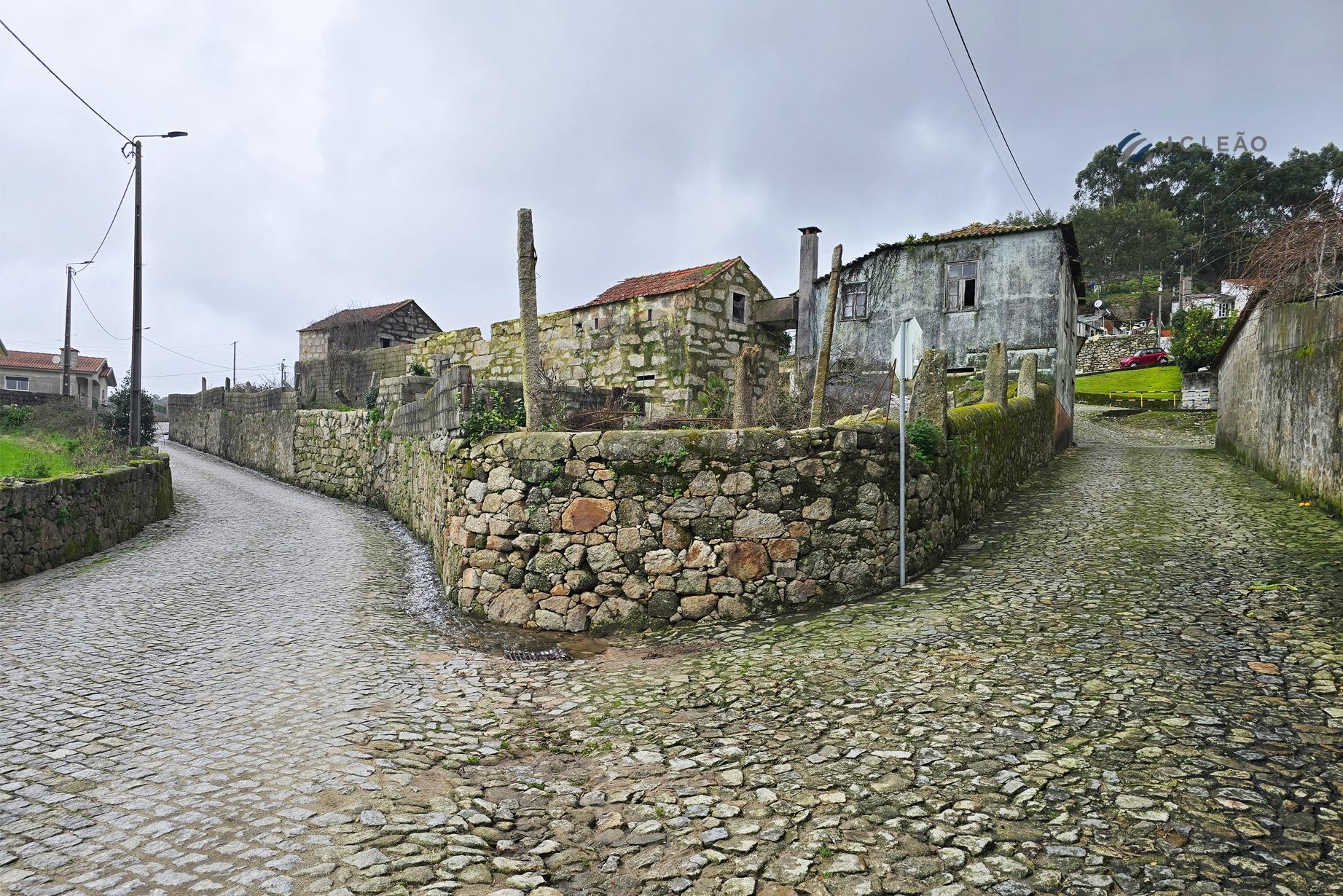 Moradia para reconstrução - Guilhabreu