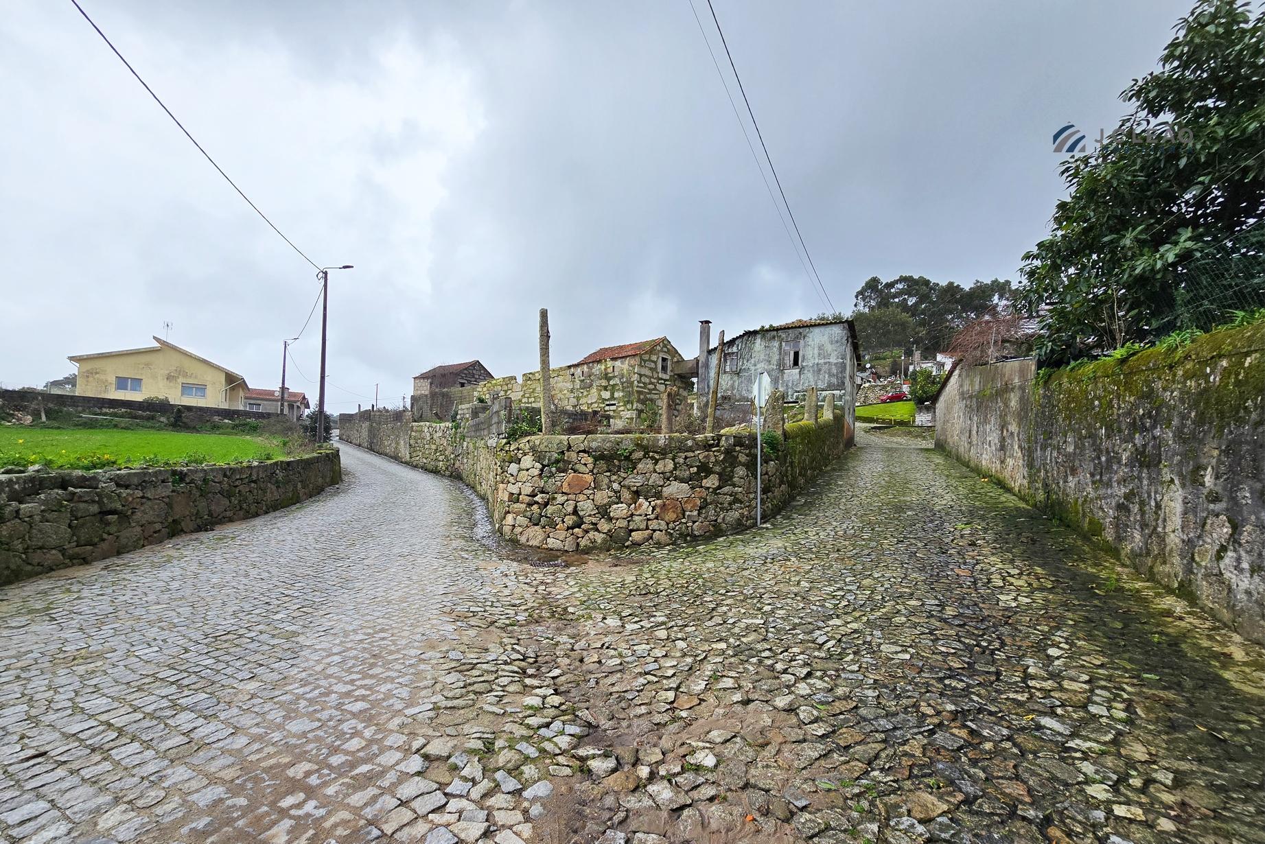 Moradia para reconstrução - Guilhabreu