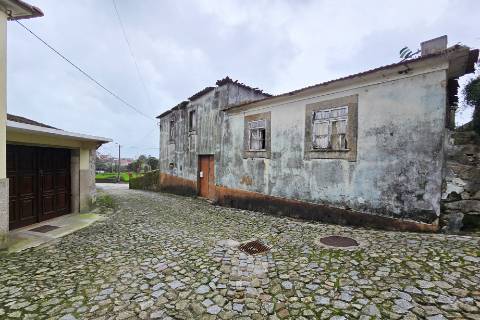 Moradia para reconstrução - Guilhabreu