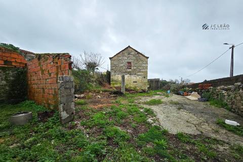 Moradia para reconstrução - Guilhabreu