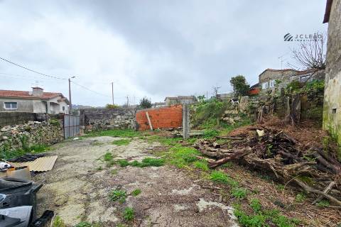 Moradia para reconstrução - Guilhabreu