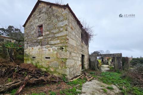 Moradia para reconstrução - Guilhabreu