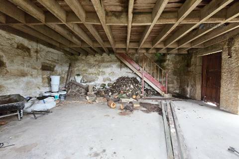 Moradia para reconstrução - Guilhabreu