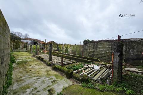 Moradia para reconstrução - Guilhabreu