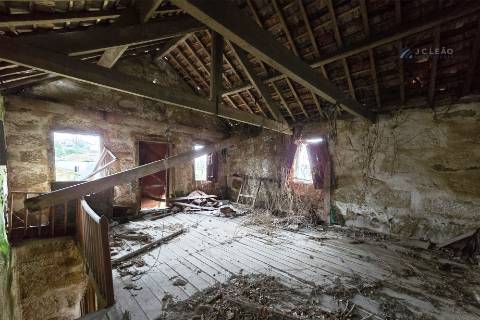 Moradia para reconstrução - Guilhabreu