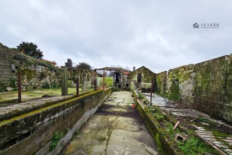 Moradia para reconstrução - Guilhabreu