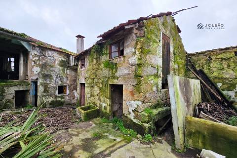 Moradia para reconstrução - Guilhabreu