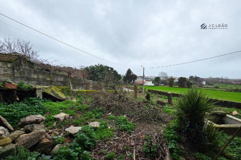 Moradia para reconstrução - Guilhabreu