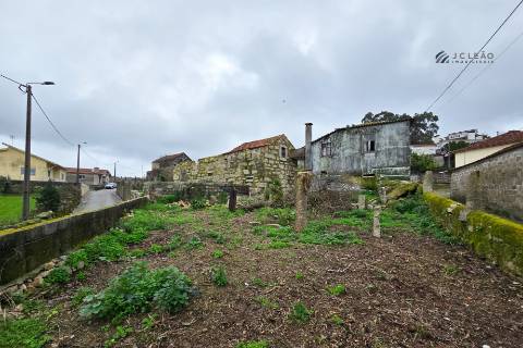 Moradia para reconstrução - Guilhabreu